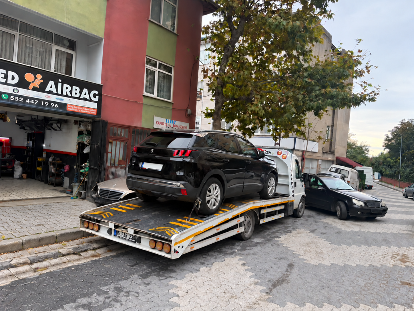 Yükleme rampası kapalı çekici üzerinde siyah SUV